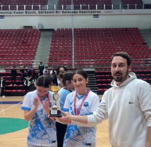 Okul Sporları Hentbol Müsabakalarında Hentbol Kız Takımımız Konya 3. Olmuştur.
