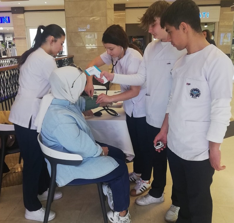 14 Mart Tıp Bayramı Nedeniyle Kentplaza Avm De Tansiyon-Ateş-Nabız-Oksijen Saturasyonu  Ölçümleri Yaptık.