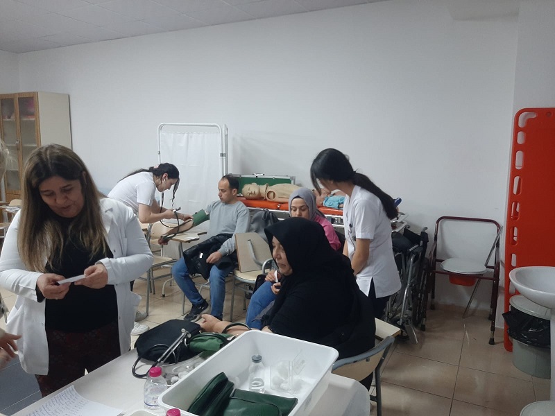 Bursluluk Sınavına Katılan Öğrencilerimizin Ailelerine Tansiyon,Ateş,Kan Şekeri,Oksijen Soltrusyonu Ölçümleri  Yaptık.