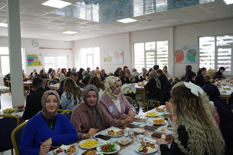 Özel Lokman Hekim Sağlık Meslek Lisesi  Anneleri Kahvaltıda Buluştu.